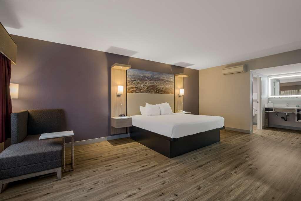 Best Western Diamond Bar Hotel & Suites Room photo